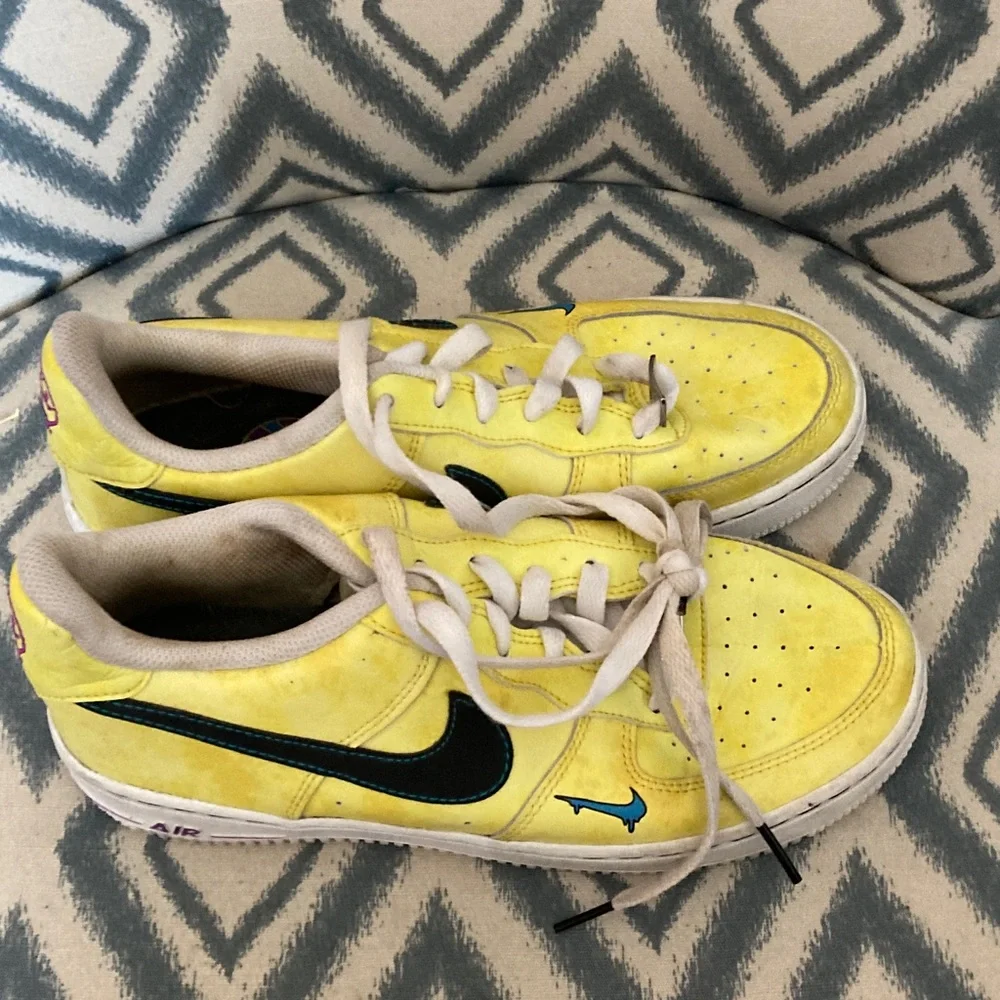 Nike Kids‎ Yellow and Blue Sneakers 6 🌸